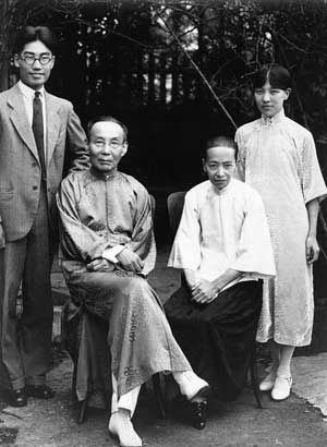 54年一届人大福建代表,后排右四为冰心 查看原图 1949元旦全家东京